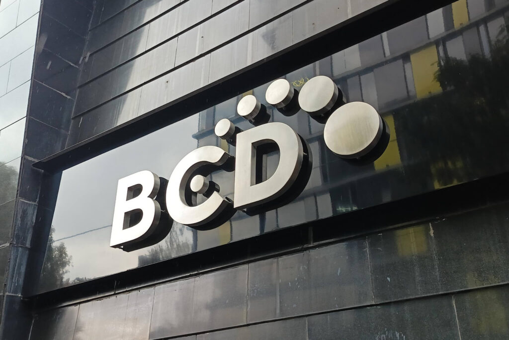 Logotipo BCD en un edificio moderno