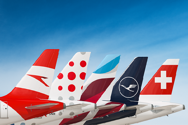 Se ven las colas y alerones traseros de cinco aviones, cada uno de ellos con los colores distintivos y logos de las aerolíneas de Lufthansa.