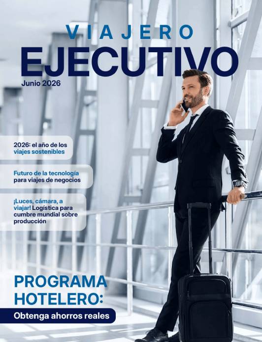 Ejecutivo con maleta hablando por teléfono en aeropuerto