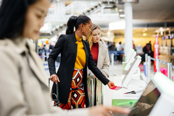 Voyageuses enregistrent bagages à l'aéroport moderne.