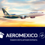 Aereo sopra il tramonto con logo Aeromexico.