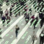 Mensen lopen tussen digitale groene cijfers.