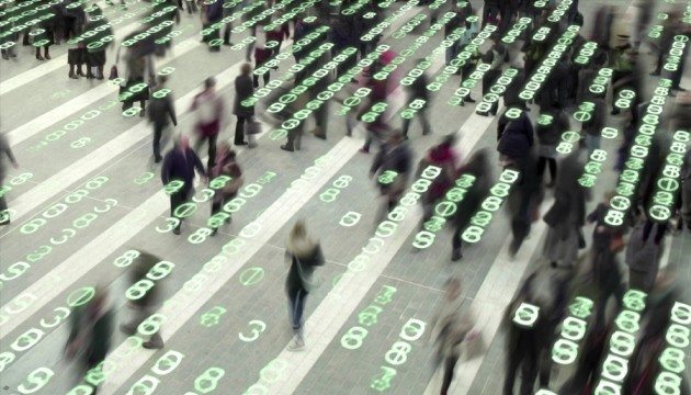 Mensen lopen tussen digitale groene cijfers.