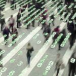 Mensen lopen tussen digitale cijfers op straat.