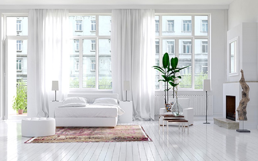 Lichte slaapkamer met planten en moderne inrichting.