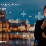 Vrouw met telefoon bij ACTE Global Summit Amsterdam