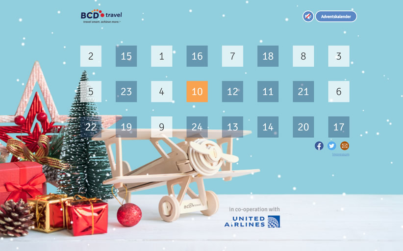 Adventskalender met kerstdecoraties en speelgoedvliegtuig.
