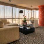 Modern woonkamer met bank en bureau