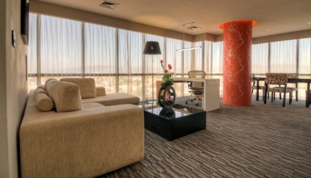 Modern woonkamer met bank en bureau