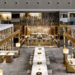 Luxe hotelontwerp met moderne meubels en verlichting.