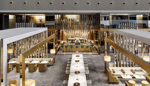 Luxe hotelontwerp met moderne meubels en verlichting.