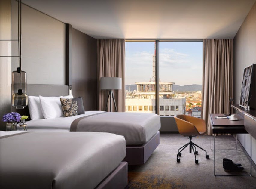 Hotelkamer met twee bedden en uitzicht