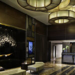 Moderne hotel lobby met kunstverlichting en receptie.