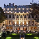 Luxueus hotel met sfeervolle avondverlichting en tuin