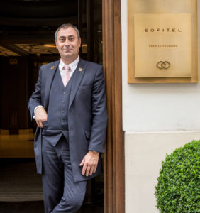 Hotelmedewerker bij ingang Sofitel Paris Le Faubourg.