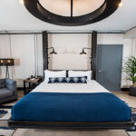 Moderne slaapkamer met groot bed en stijlvolle inrichting.