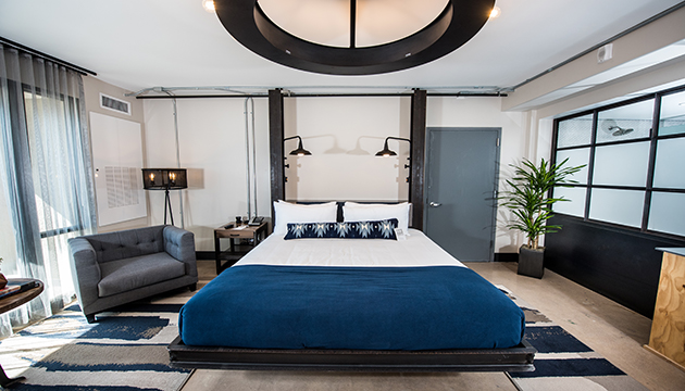 Moderne slaapkamer met groot bed en stijlvolle inrichting.