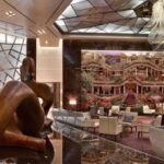 Luxe hotel lobby met kunst en moderne inrichting.