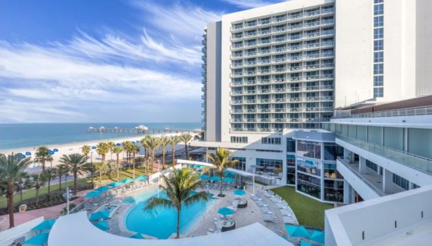 Hotel aan het strand met zwembad en palmbomen