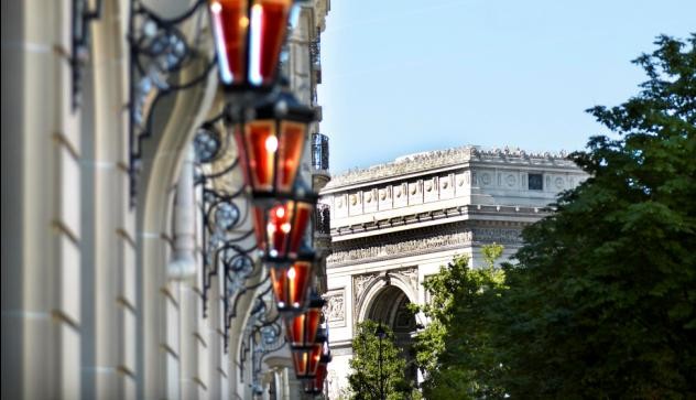 Arc de Triomphe en straatlantaarns in Parijs