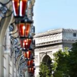 Arc de Triomphe en lantaarns op straat in Parijs.