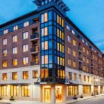 Modern hotelgebouw bij schemering