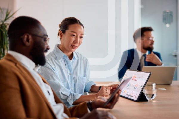 Collega’s bespreken dashboardgegevens tijdens vergadering