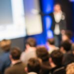 Vervagende foto van publiek bij presentatie