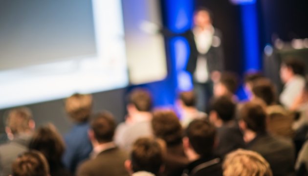Vervagende foto van publiek bij presentatie