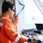 Schipbemanning gebruikt radio in de controlekamer.