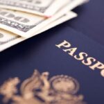 Amerikaans paspoort en dollars op een tafel.