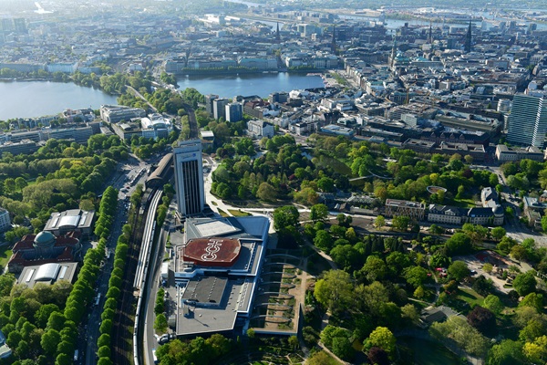 Luchtfoto van stadspark met gebouwen en water.