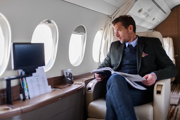 Man leest tijdschrift in privéjet