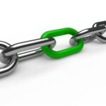 Metalen ketting met groene schakel