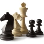 Schaken stukken op witte achtergrond