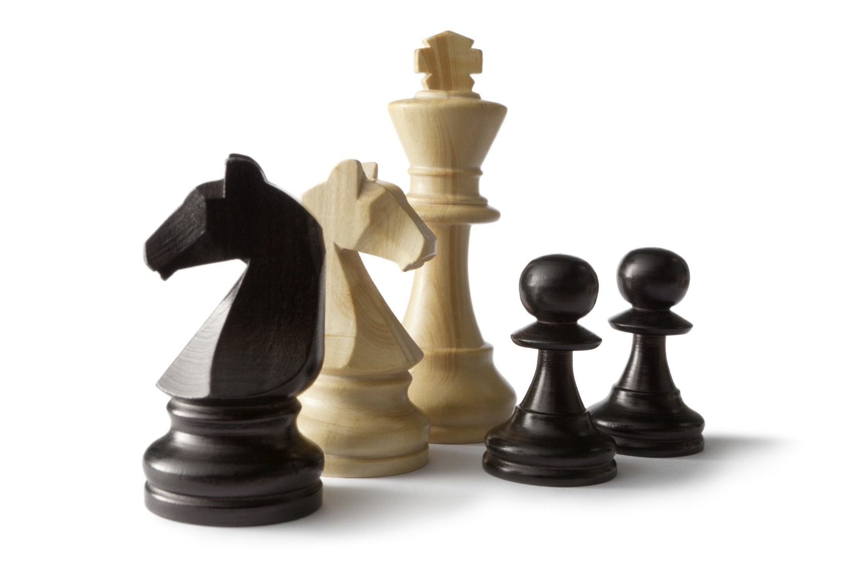 Schaken stukken op witte achtergrond
