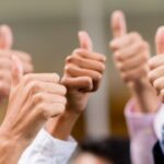 Groep duimen omhoog in een motiverend gebaar.