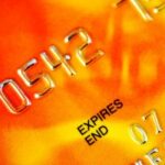 Close-up van een bankpas, verlopen datum zichtbaar.