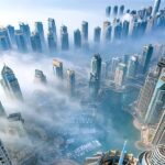 Wolkenkrabbers in mist bij een stadshaven