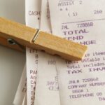 Kledingknijper bovenop stapel bonnetjes