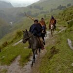 Paardrijden op bergpad in regenachtige heuvels