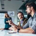 Mensen in vergadering in moderne kantooromgeving.