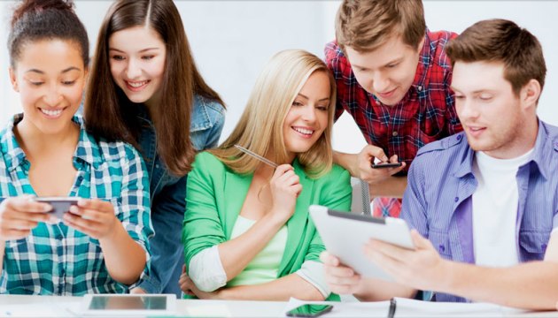 Groep jongeren met tablets en smartphones.