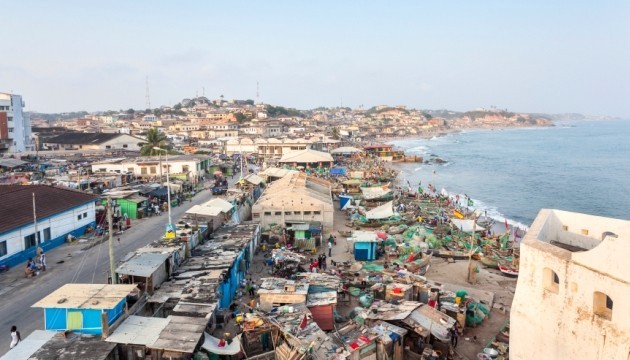 Visserijhaven en stad aan de kustlijn in Ghana