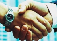 Handdruk tussen twee zakenmensen als partnerschap symbool.