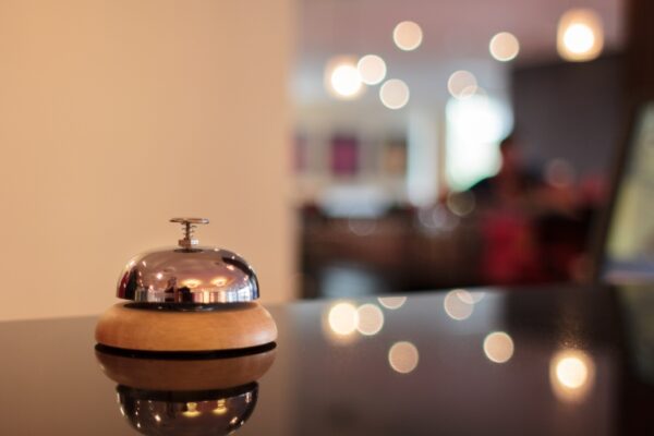 Hotelreceptie met bel op donkere balie