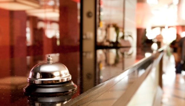 Receptiebell op toonbank in hotel