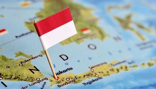 Indonesische vlag op een kaart van Indonesië.