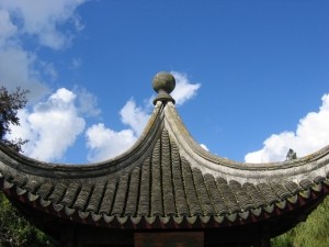 Traditioneel Chinees paviljoen dak tegen blauwe lucht.