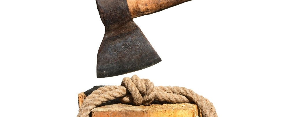 Bijl boven touw op houten blok